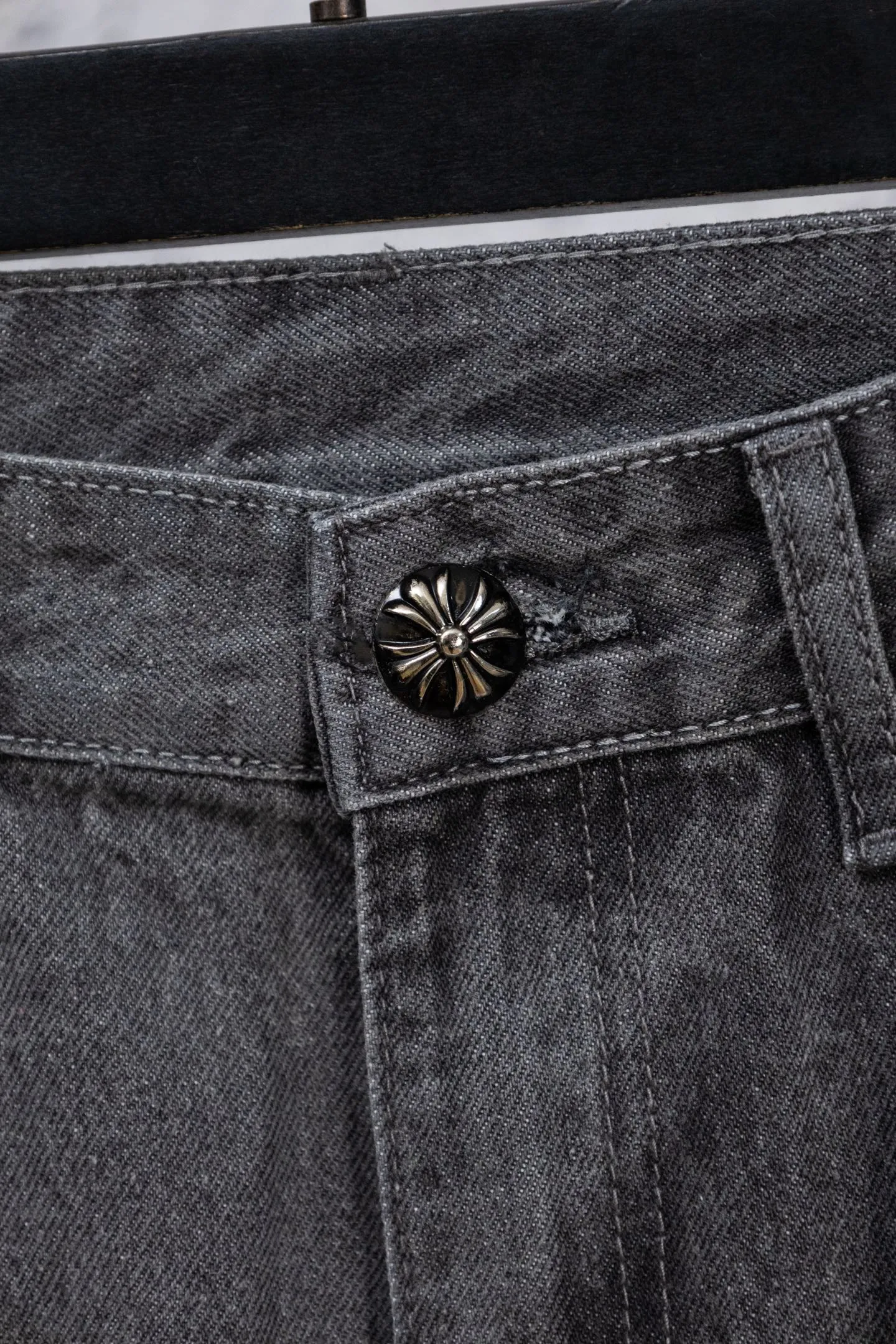 P240 Chromehearts limited edition blue and white classic cross patch leather gray jeans, priced at 34W level, patchwork cross pattern embellishment, washed jeans! ! An absolutely high-end luxury product, a 1.9W-level god-level single product, a super popular product, made by top heavy industry, a magic weapon that cannot be missed! [About Zangyin] This is an extremely luxurious fashion brand that can also be called the aristocracy of the high street. It has always been an exclusive brand for some hipsters or rich second generations. Compared with ordinary high streets, it is more luxurious and noble. Compared with luxury brands, it is more fashionable and individual. It has always been a brand that I have a special liking for. [Top heavy industry fashion design] Consistently high-street luxury style. Speaking of this style, the Zangyin family and GU family are definitely the leading representative brands. Especially the Zangyin family has really achieved a state-of-the-art effect in creating high-street style. The unique washed material is used to create this style. The color system is already quite eye-catching. After it is decorated with patchwork cross flowers, it cleverly highlights the charm of the brand. Secondly, this style uses classic The high-waist cutting design highlights the long legs and fashionable temperament of the upper body. The brand is highly recognizable and the slim fit configuration is more suitable for daily wear. It is a product that interprets personality, fashion, and specifications at a glance. This single product is enough to make any fan excited. It can be a white T-shirt for a youthful college style, or a tight suspender for a royal style. It has strong matching ability and can be easily controlled by men.  [Materials and craftsmanship] Needless to say, this point goes without saying. As an excellent craftsman brand, Zangyin’s requirements for details and craftsmanship are really perfect. The washed color of this model has gone through so many processes, not to mention the embellishment of denim appliques. It is also purely hand-made and sewn. Just like what they believe in, only hand-made things have soul and have the meaning of wear. A top-notch heavy-duty fashionable denim item, I look forward to your perfect interpretation! !  Color: Gray Size: 28-34